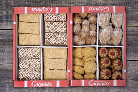 Ассорти из печенья и слоёных пирожных